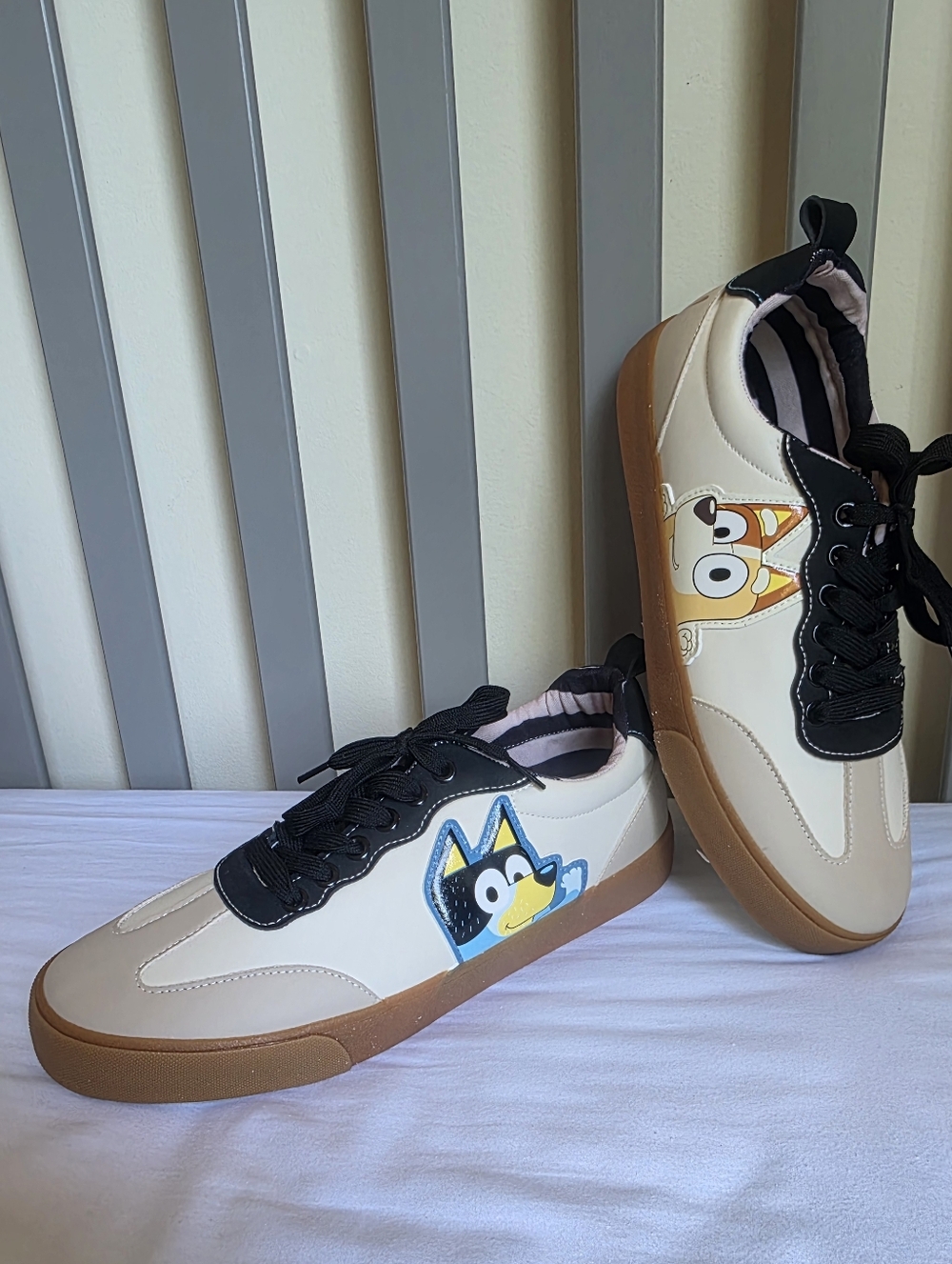 Bluey Ground Up Womens Cream And Brown Lace Up Sneakers Size 9.5 EUC